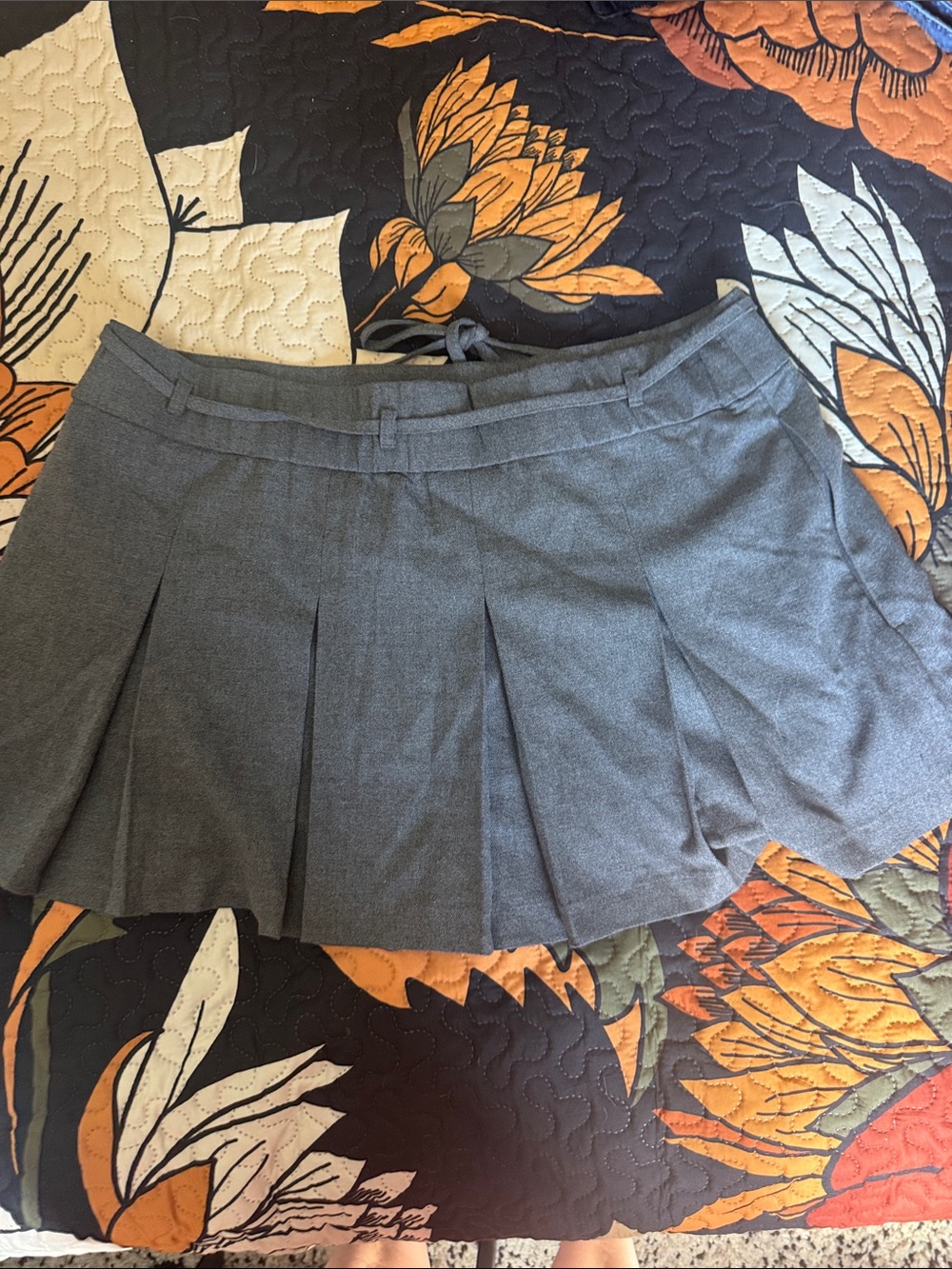 Hollister Gray Pleated Mini Skirt with Drawstring - Picture 3 of 3